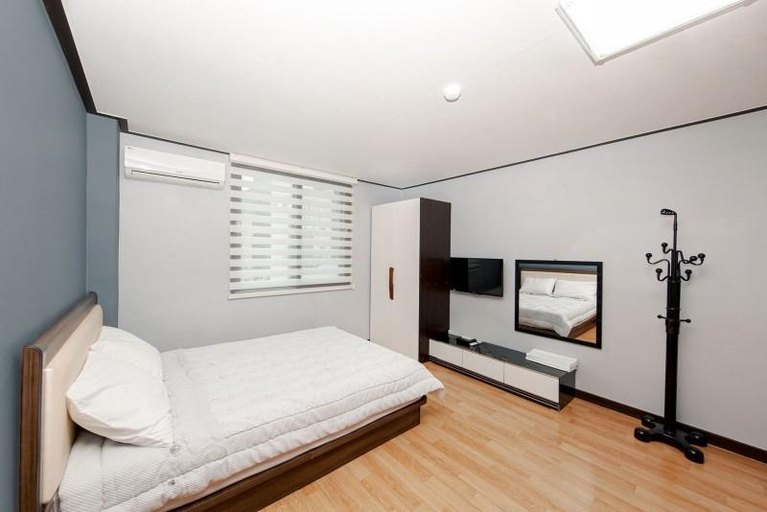 Bedroom 3, Boryeong Sinjin Pension, Boryeong
