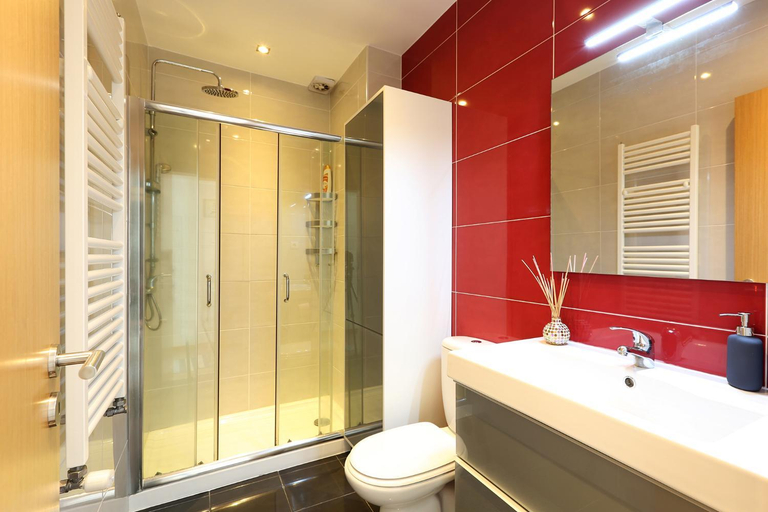Bathroom, GuestHouse Vitoria - Quarto com varanda e vista de mar, Nazaré