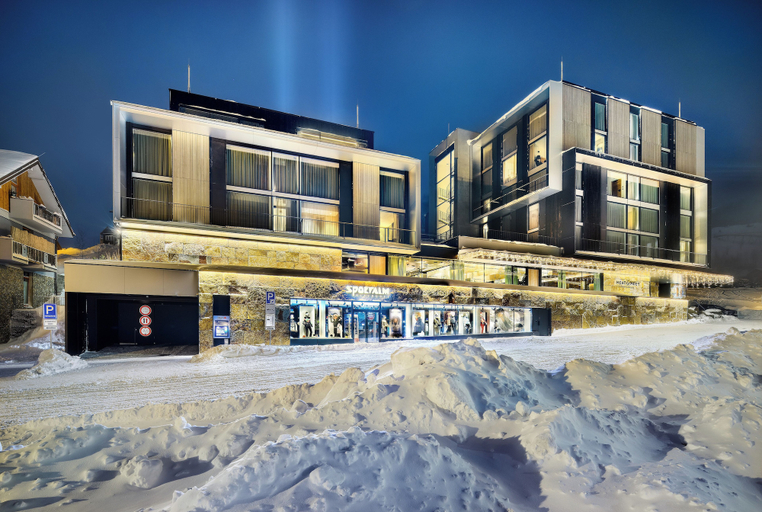 Exterior & Views