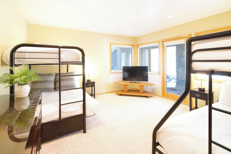 Bedroom 2, Sage Blush by Avantstay Upgraded 4 Bdr/chefs Kitchen/ A/c/hot Tub!, Deschutes