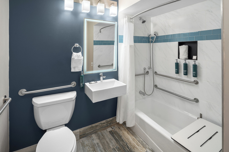 Bathroom 4, Doubletree by Hilton Hilton Head Island, Beaufort