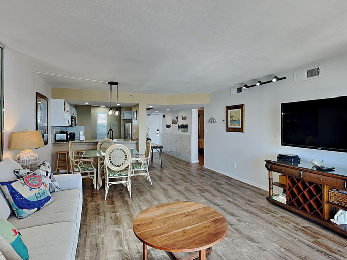 Living area 2, Emerald Towers II by Southern Vacation Rentals, Okaloosa