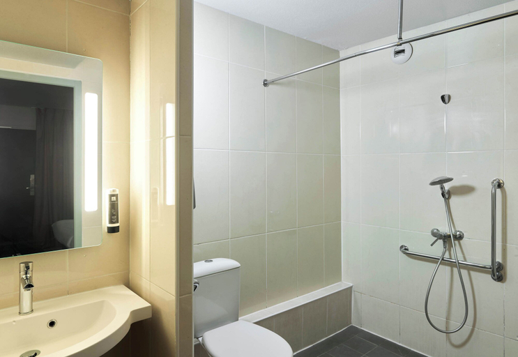 Bathroom 5, B&B HOTEL Brétigny-sur-Orge, Essonne