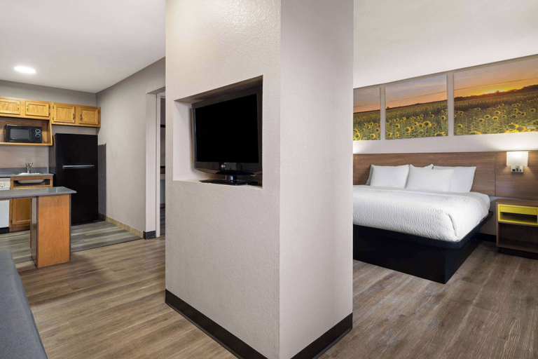 Bedroom 3, Days Inn & Suites by Wyndham Kokomo, Howard