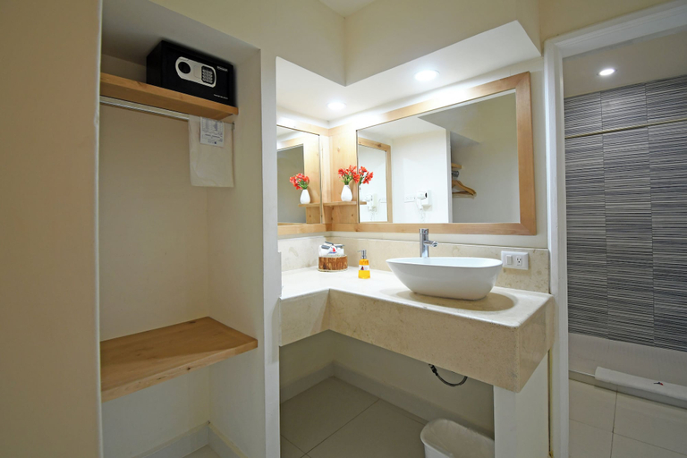 Bathroom 4, The Westmarine Waterfront Hotel, La Paz
