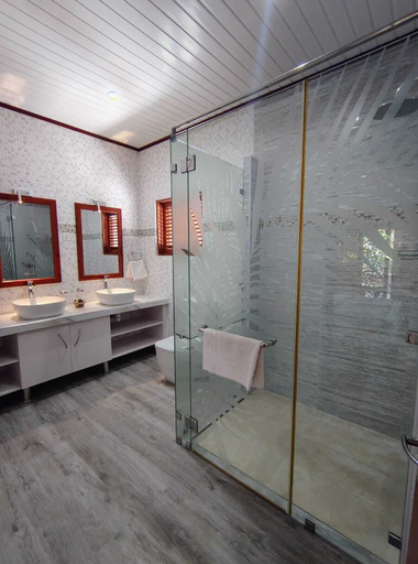 Bathroom 4, The Islander Hotel, Diana