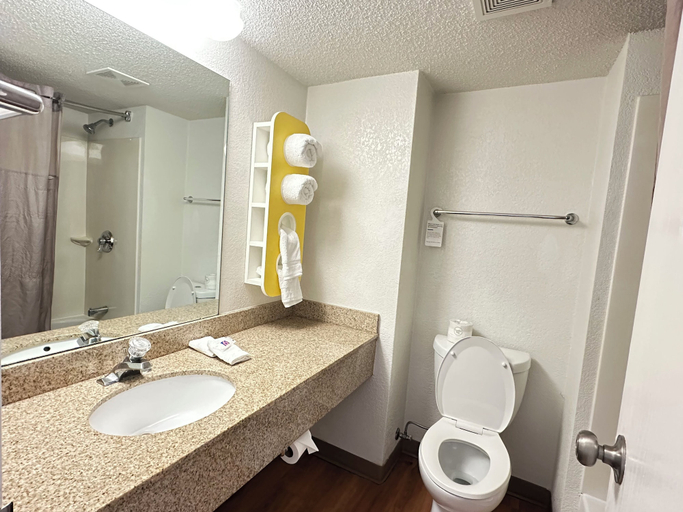 Bathroom 4, Motel 6 Springfield, VA - Washington DC Southwest, Fairfax