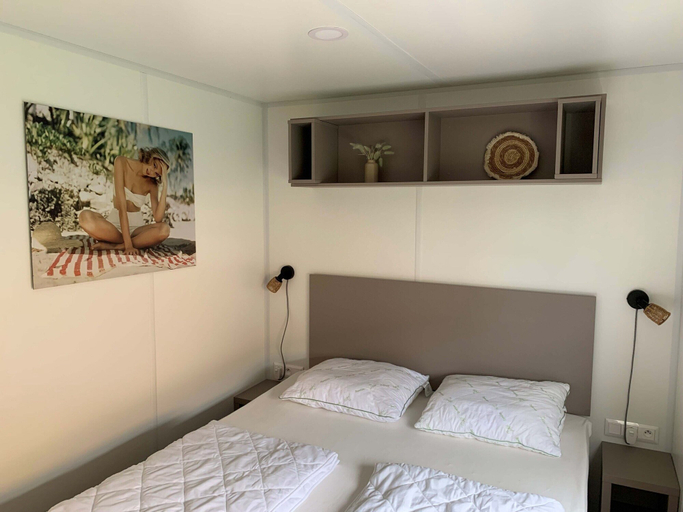 Others 5, Chalet in Domburg Near Dunes, Veere