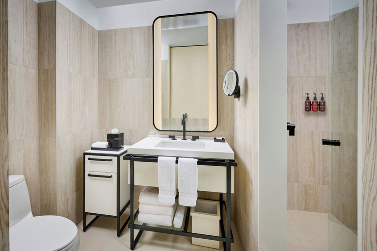 Bathroom 5, The Pearle Hotel & Spa, Autograph Collection, Halton