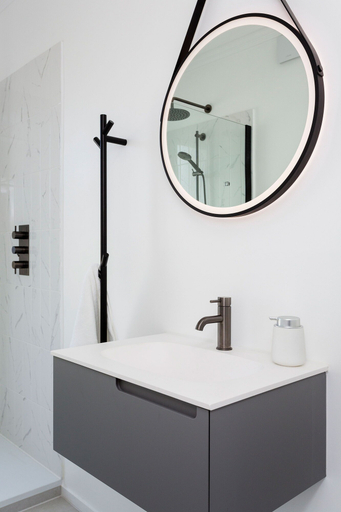 Bathroom 4, Perfect Pied-a-terre in Clapham by Underthedoormat, London