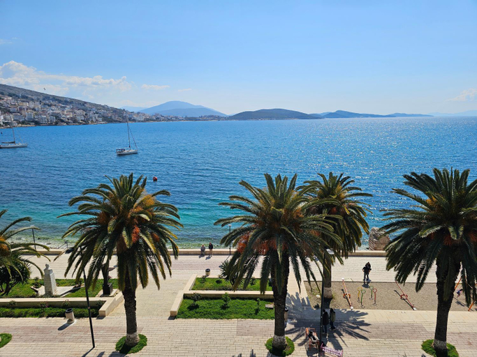 Others 5, Hotel Pini, Sarandës