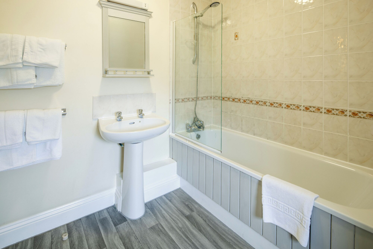 Bathroom 4, The Uplands Serviced Apartments
