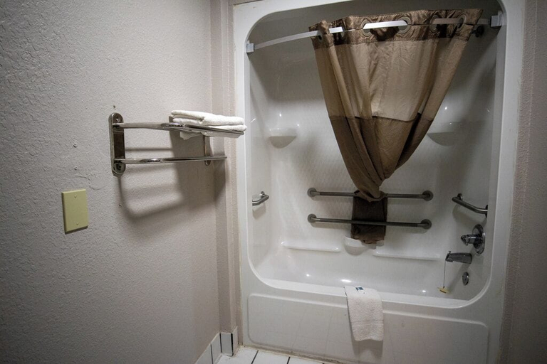 Bathroom 5, Deluxe Inn & Suites Morgan City, Saint Mary