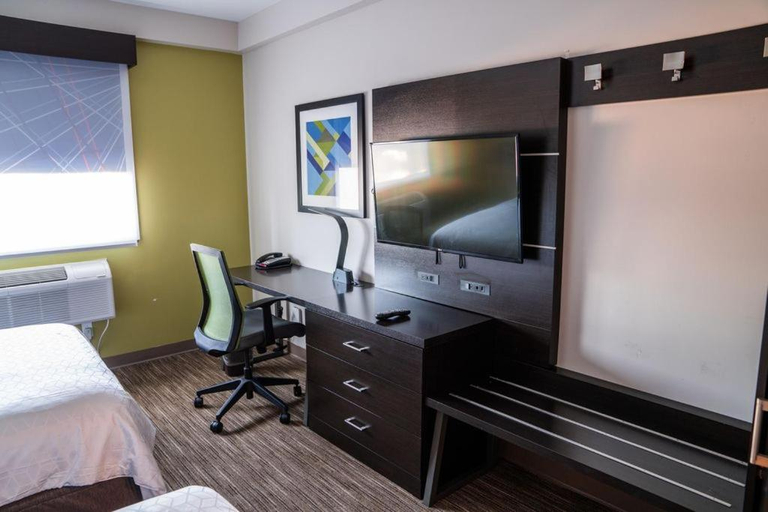 Bedroom 2, Holiday Inn Express Maspeth Hotel By IHG, New York