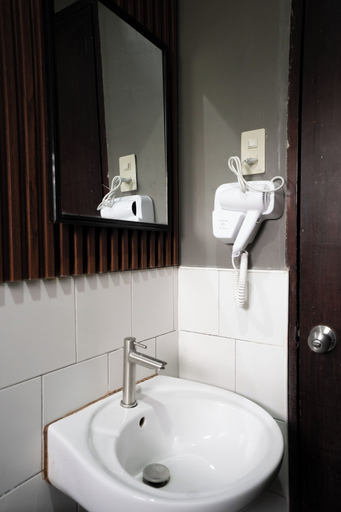 Bathroom 4, Aliria Bed and Breakfast, Tagbilaran City