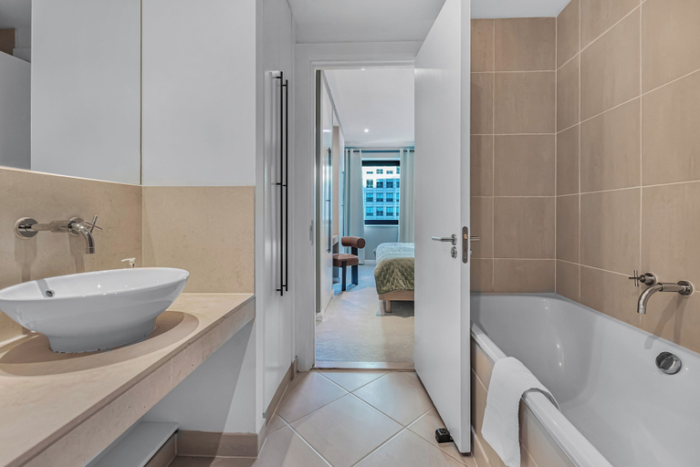 Bathroom 4, Capacious Two bed Apt in Canary Wharf, London