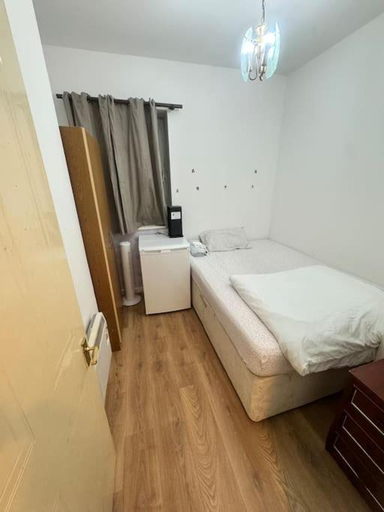 2, Private double bedroom in Hounslow near Heathrow, London