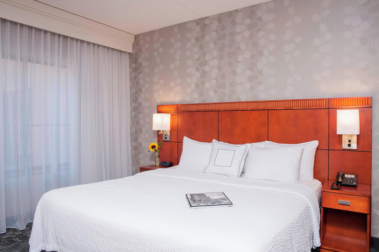Bedroom 3, Courtyard by Marriott Chicago Glenview/Northbrook, Cook