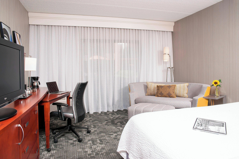 Bedroom 4, Courtyard by Marriott Chicago Glenview/Northbrook, Cook