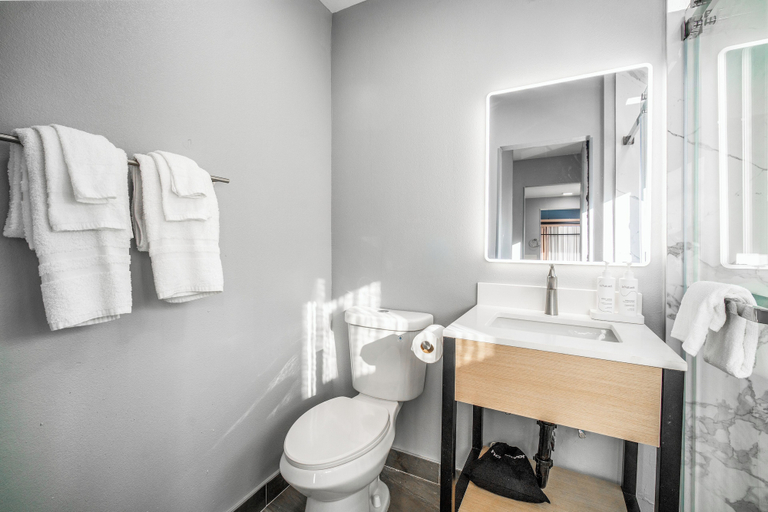 Bathroom 3, Pacific Inn & Suites, Los Angeles