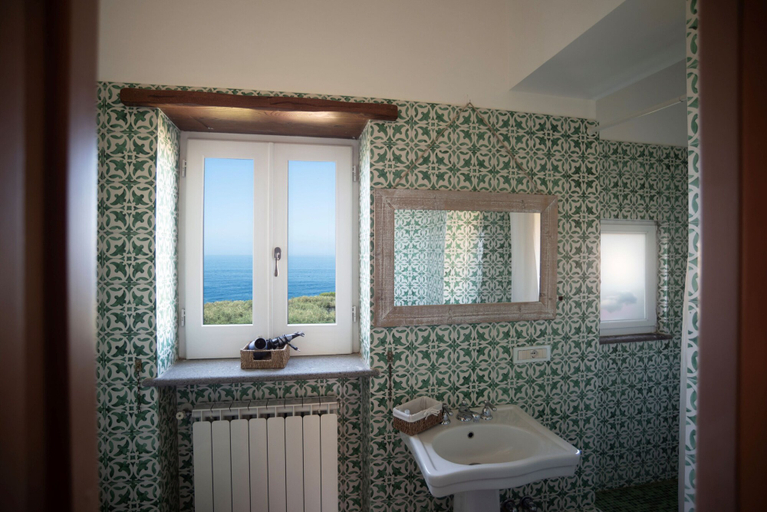 Bathroom 5, Villa Puolo Sorrento, Napoli