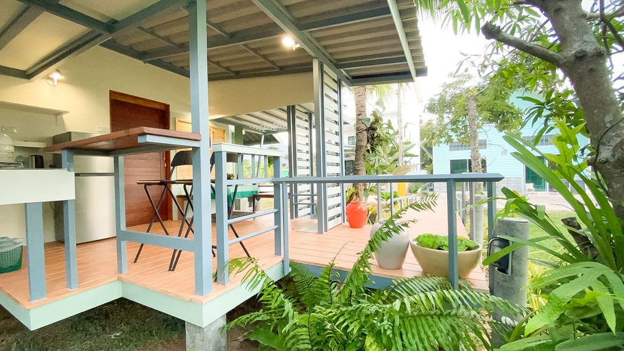 Exterior & Views 12