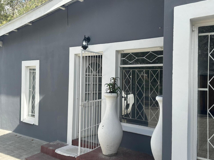 Others 5, Beswick Guesthouse, Chris Hani