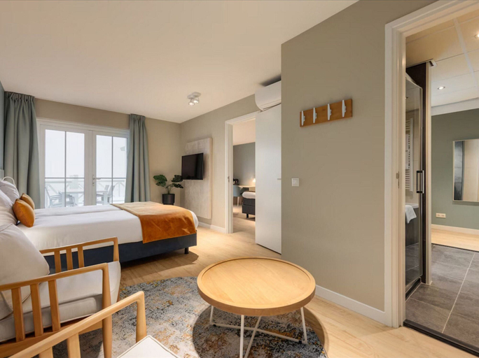 Room 2, Suite in Hellevoetsluis by the Beach