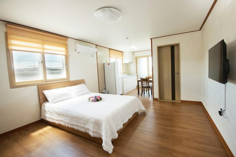 Bedroom 2, Jeju Eunbada Pension, Jeju