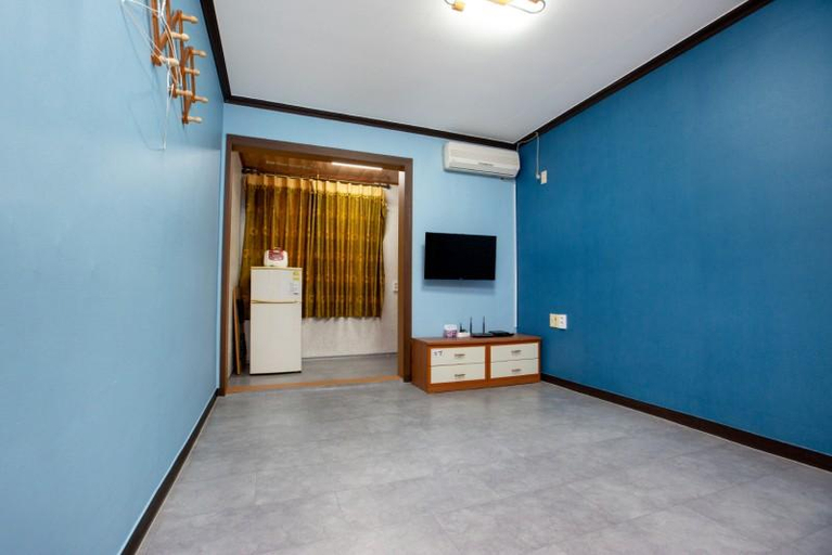 Others 4, Taean Cheongsa Chorong Pension, Taean