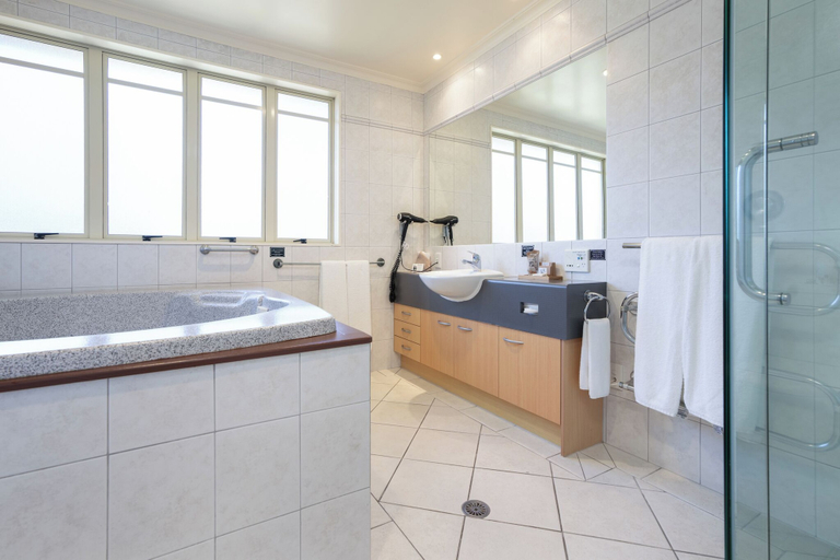 Bathroom 5, Regal Palms Resort, Rotorua