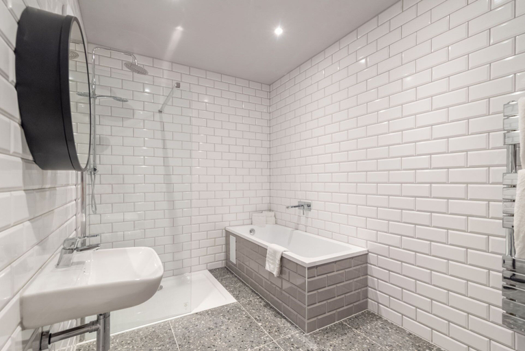 Bathroom 4, King Street Aparthotel, Stirling