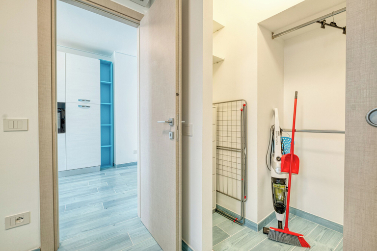 Others 4, Merlo E - town center & private parking, Savona