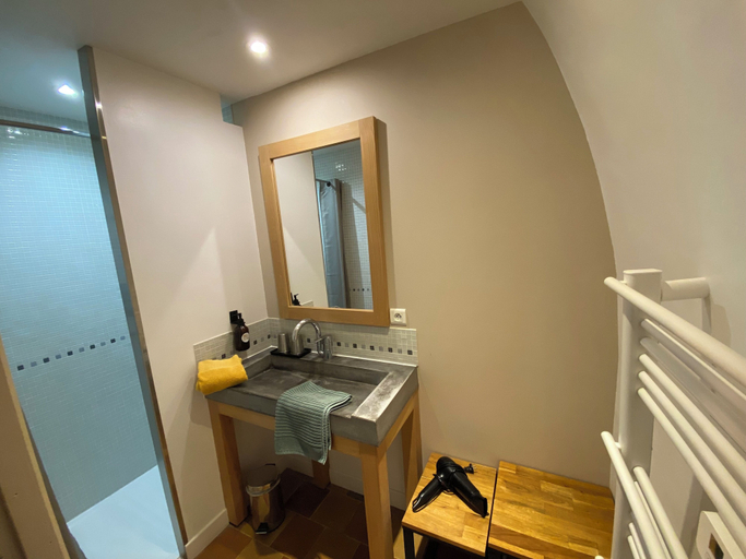 Bathroom 4, Les Caselles, Aveyron