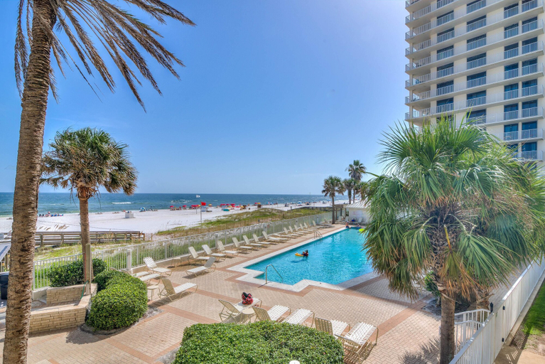 Sport & Beauty 4, Pelican Pointe 202, Baldwin