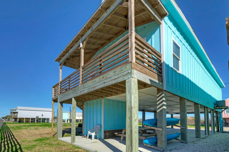 Exterior & Views