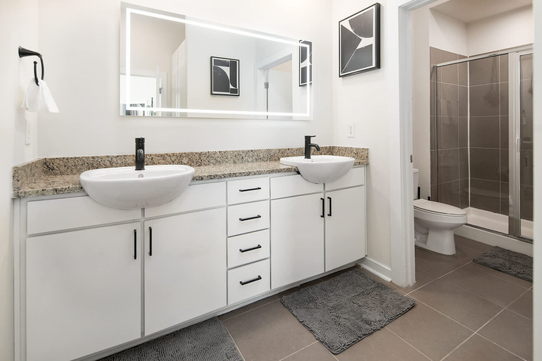 Room 2, Uptown 1st Ward Corner Unit Superior 2BD Apt, Mecklenburg