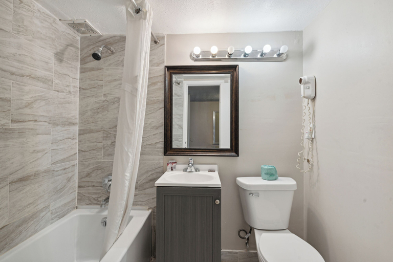 Bathroom 4, Miami Suites Hotel, Lucas