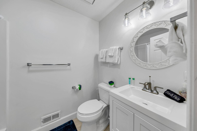Bathroom 3, La Bella Vita, Walton