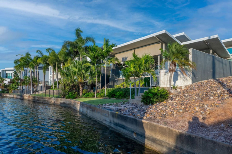 Room 3, Water-front Paradise Pool - BBQ - Balcony Dining, Darwin
