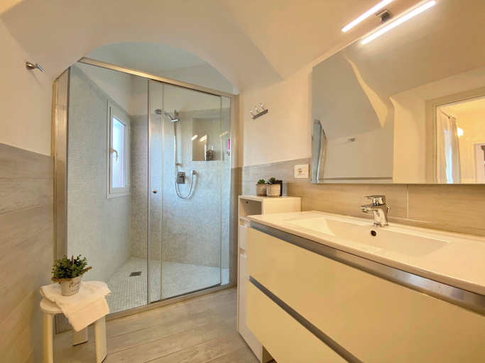 Bathroom 10