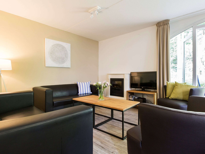 Living area 4, Nature-set Villa With Microwave Oven, Arcen en Velden
