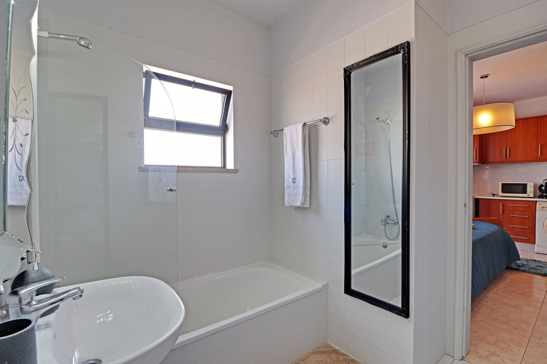 Bathroom, Faro Airport Flat 2 by Homing, Faro