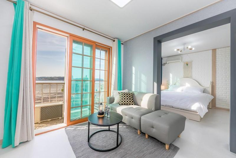 Bedroom 2, Taean Sea View Pension, Taean