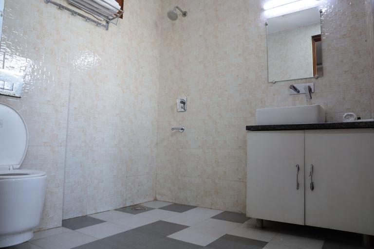 Bathroom 4, The Sandalwood Hotel, Sec-38 I Near Medanta Medicity Gurgaon, Gurgaon