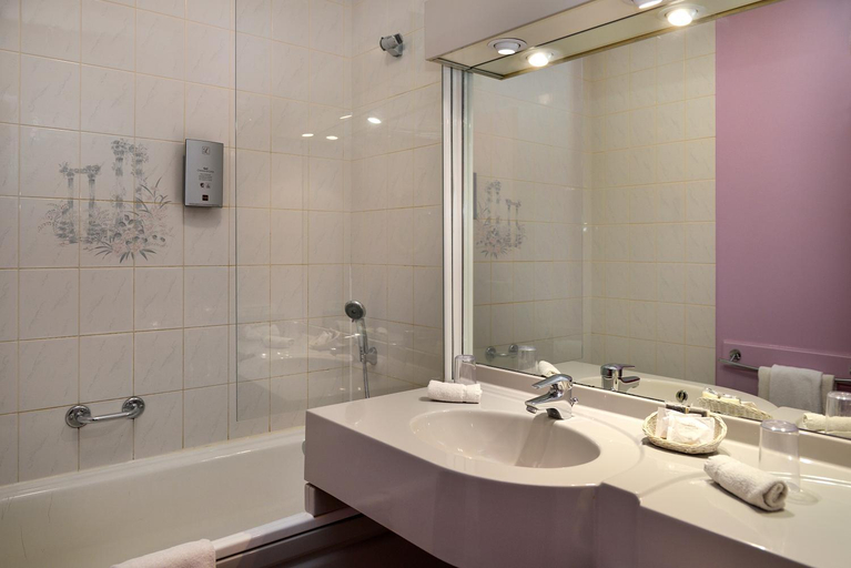 Bathroom, Logis Le Relais De Pouilly, Nièvre