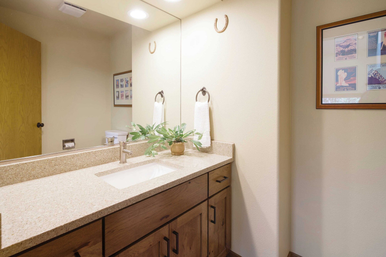 Bathroom 3, Sage Blush by Avantstay Upgraded 4 Bdr/chefs Kitchen/ A/c/hot Tub!, Deschutes