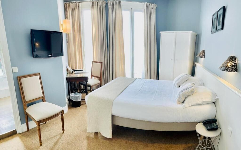 Bedroom 2, Hotel le Central, Calvados