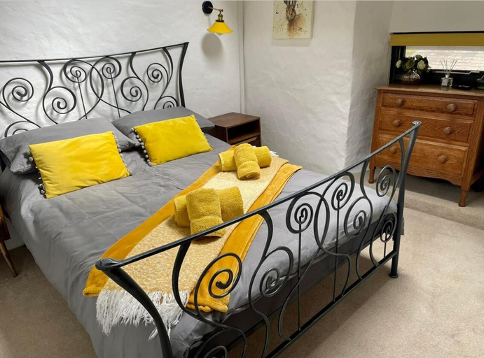 Bedroom 3, Cosy Cottage With hot Tub-oozing Character!, Cornwall