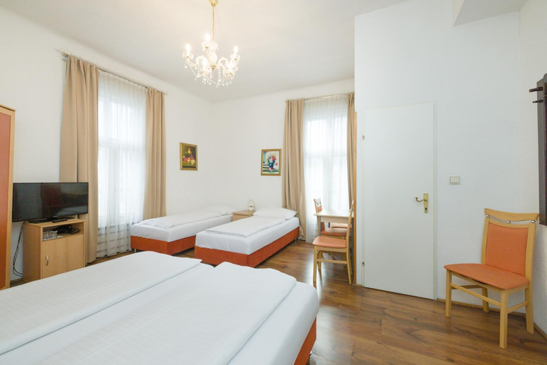 Bedroom 3, Pension Votiv, Wien